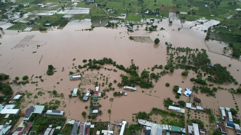 Nhiều căn nhà bị ngập ở xã Hồng Sơn (Lâm Đồng) sáng 4.12. Ảnh: Duy Tuấn 