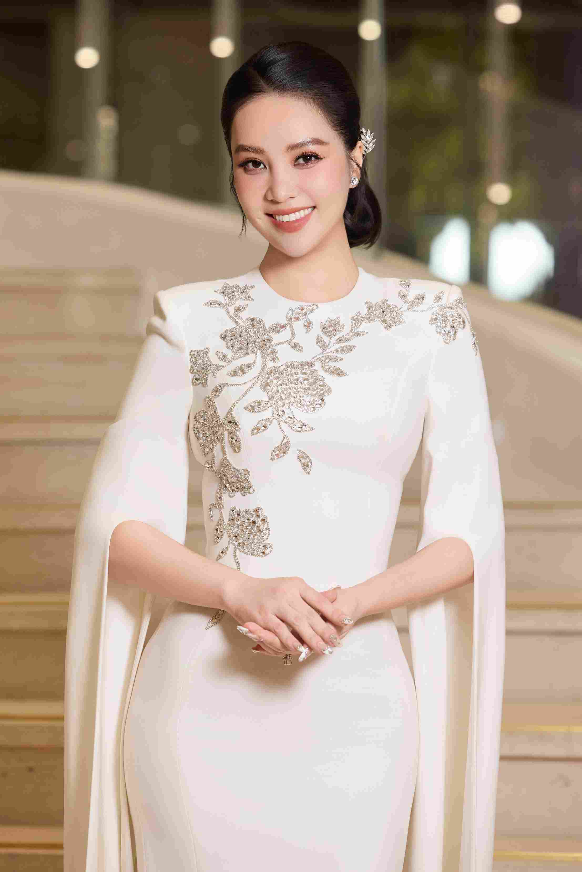 Voc dang cua nang hau sau sinh khien nhieu khan gia bat ngo. Anh: BTC