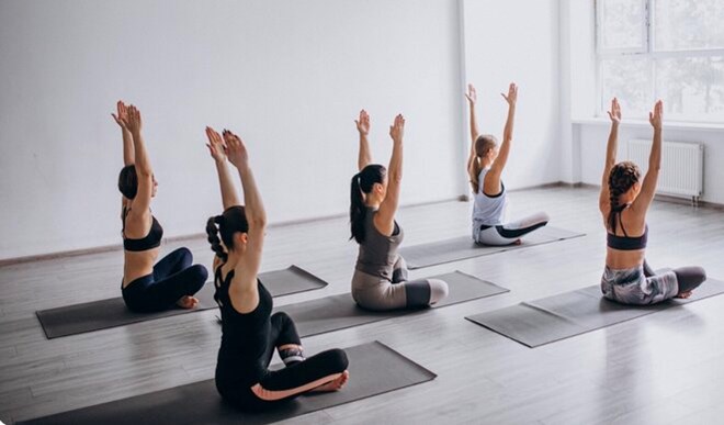 Gentle, easy-to-do yoga exercises at home for the elderly. Photo: Thuy Duong