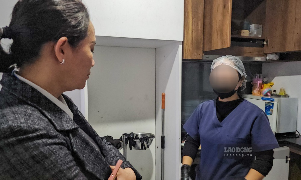 Hai nữ nhân viên mặc đồng phục y tế tự mình triệu trị cho bệnh nhân khi không có chứng chỉ hành nghề. Ảnh: PV