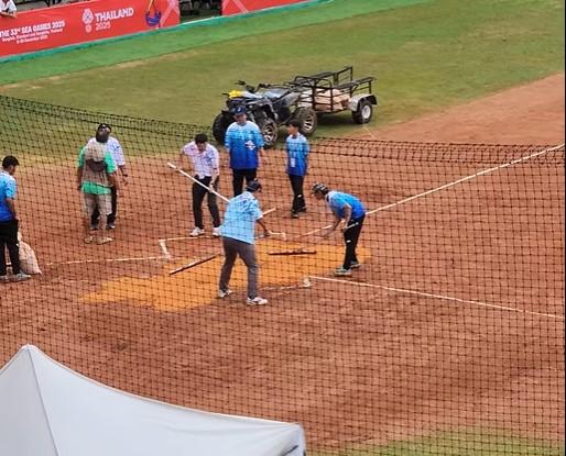 SEA Games 33で水面を埋めなければならない従業員の写真。写真:ビデオカット