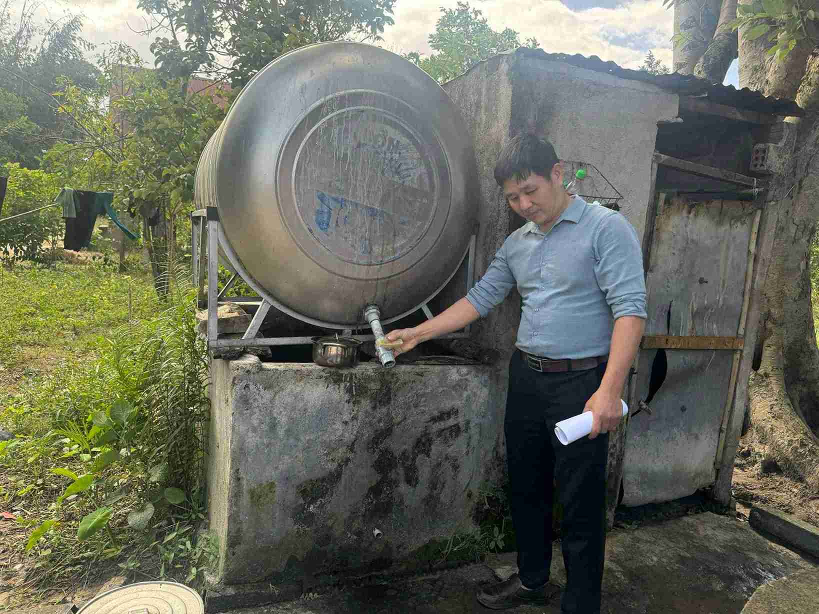 Recently, many households in particularly disadvantaged villages and hamlets in Lien Son Lak commune have been provided with clean water tanks to improve their quality of life. Photo: Bao Lam