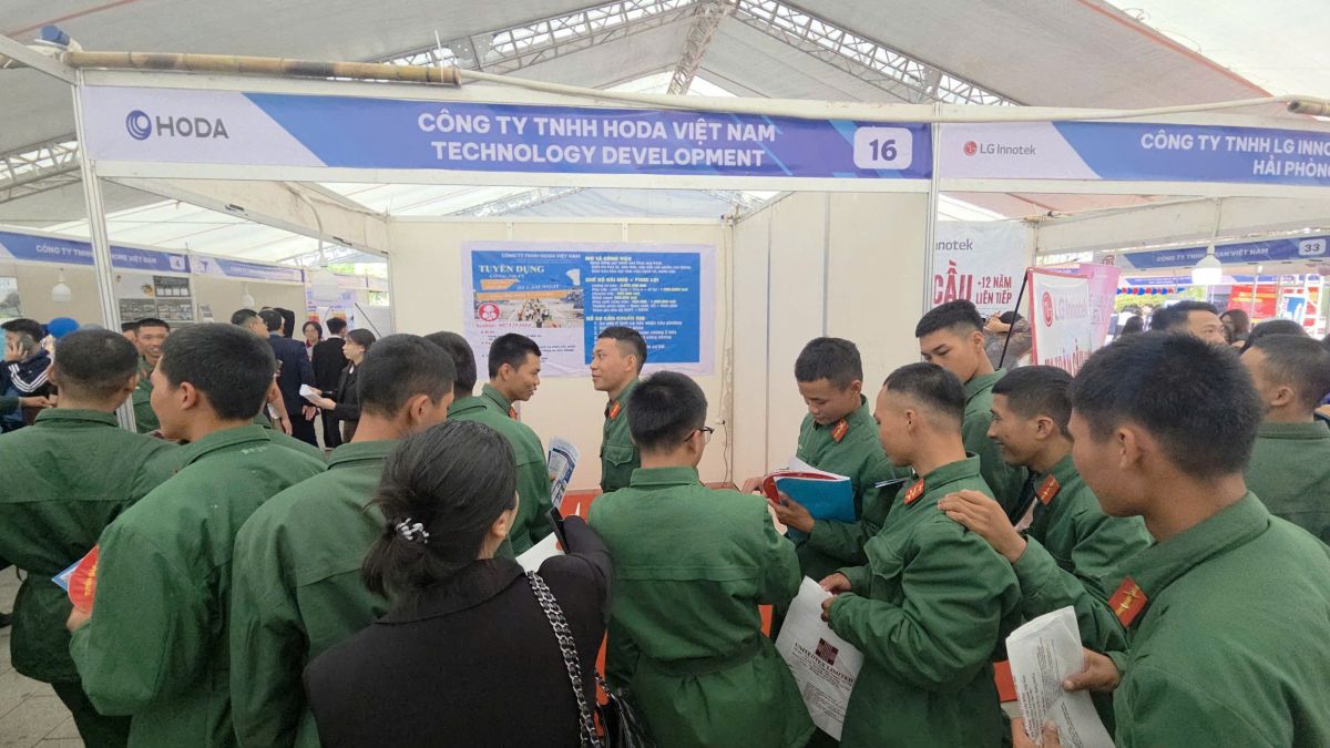 Hàng trăm quân nhân chuẩn bị xuất ngũ cũng đã đến với các gian tư vấn việc làm để lựa chọn công việc phù hợp trong thời gian tới. Ảnh: Xuân Quyên