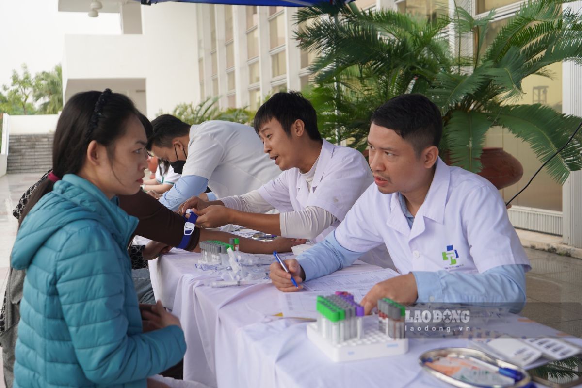 Khám sàng lọc, tầm soát ung thư cho người lao động tại Ngày hội Việc làm. Ảnh: Mai Dung