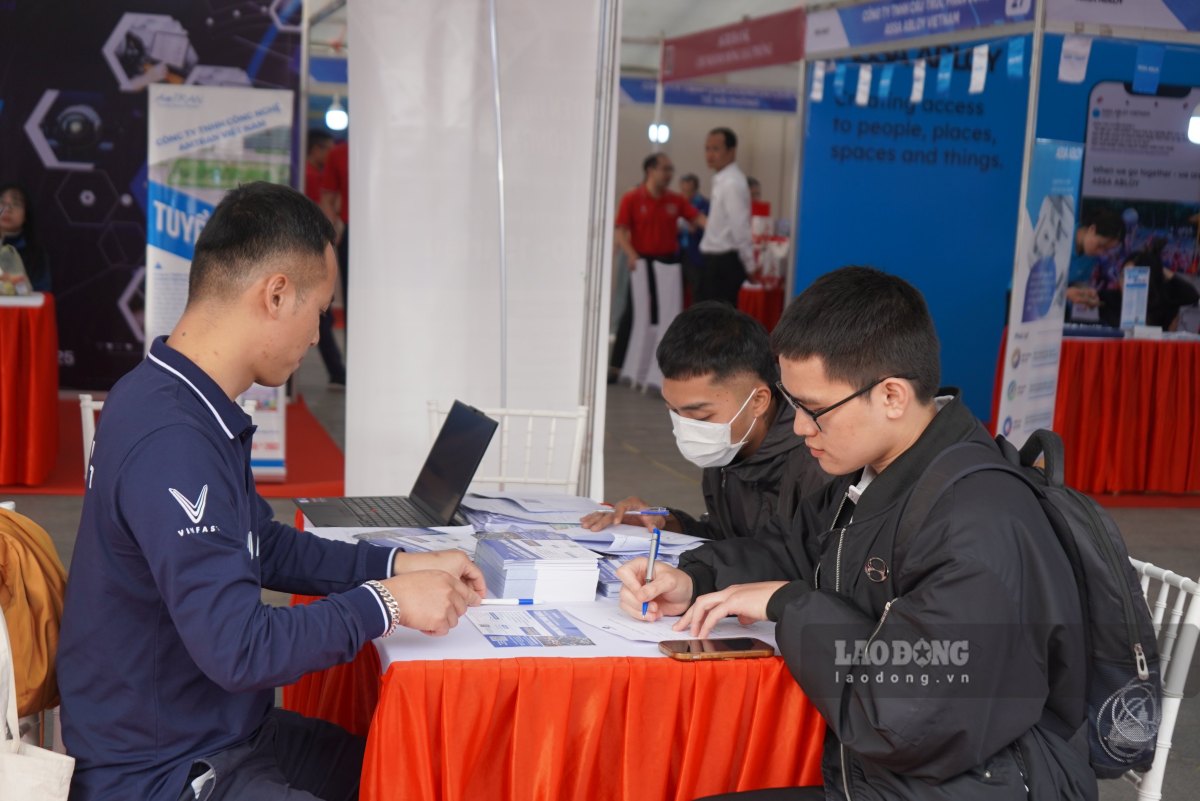 Nhiều người lao động viết đơn sơ tuyển ngay tại ngày hội, cơ hội việc làm trong tầm tay. Ảnh: Mai Dung