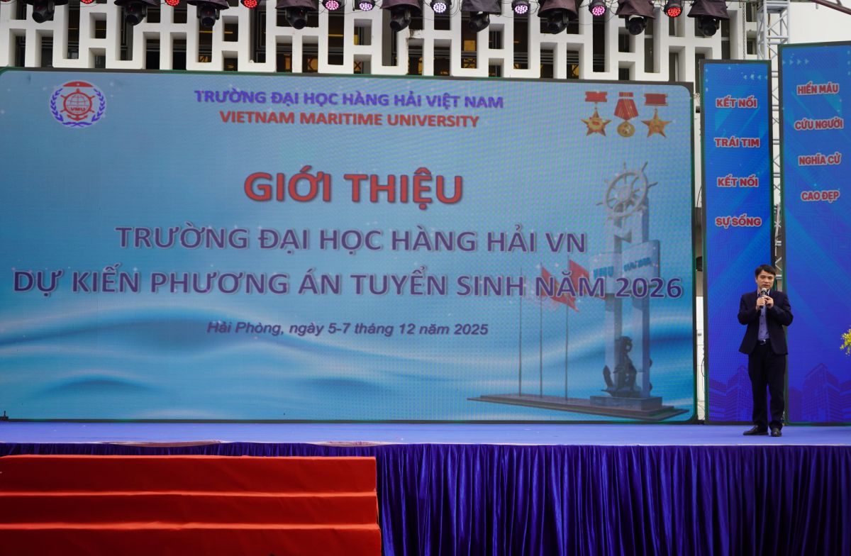 Đại diện Trường ĐH Hàng hải Việt Nam thông tin về chương trình đào tạo, phối hợp giải quyết việc làm cho sinh viên. Ảnh: Mai Dung