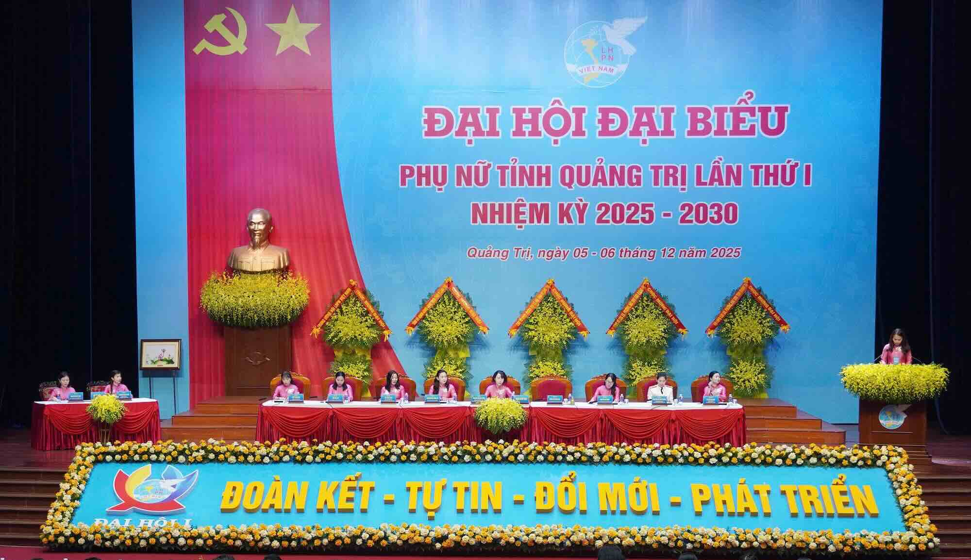 12月6日午前、クアンチ省第1回女性代表大会、任期2025年から2030年が正式に開幕しました。写真:Thanh Thao