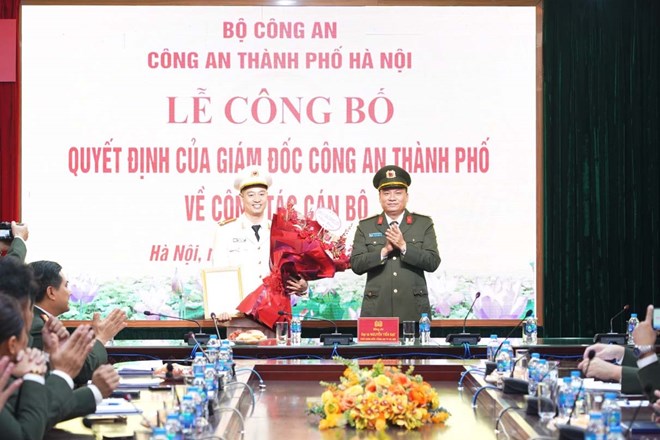 Trung tá Vương Văn Sáng (trái) nhận quyết định bổ nhiệm. Ảnh: Công an TP Hà Nội