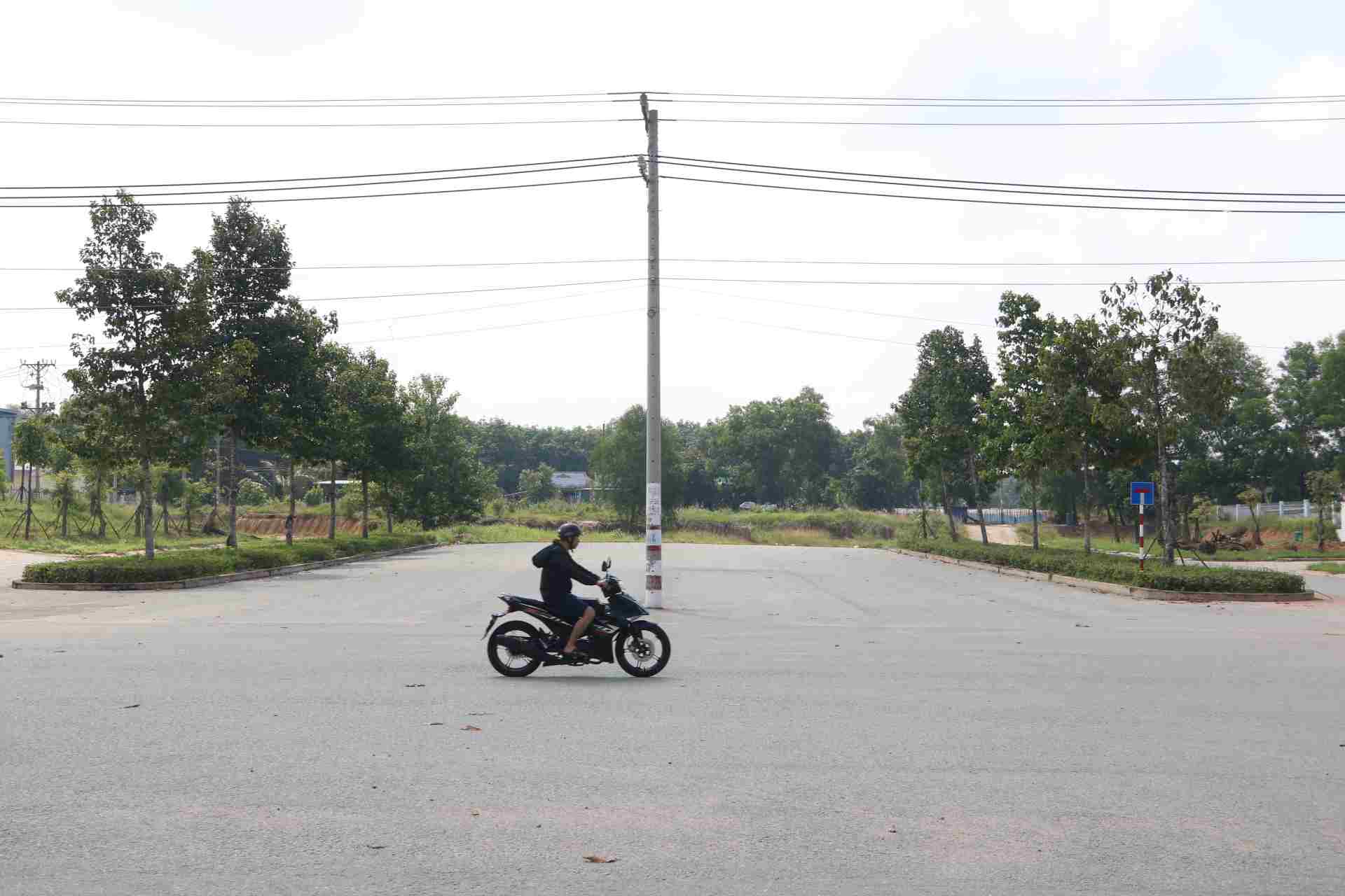 The section that needs site clearance passes through Thoi Hoa ward, Ho Chi Minh City. Photo: Dinh Trong