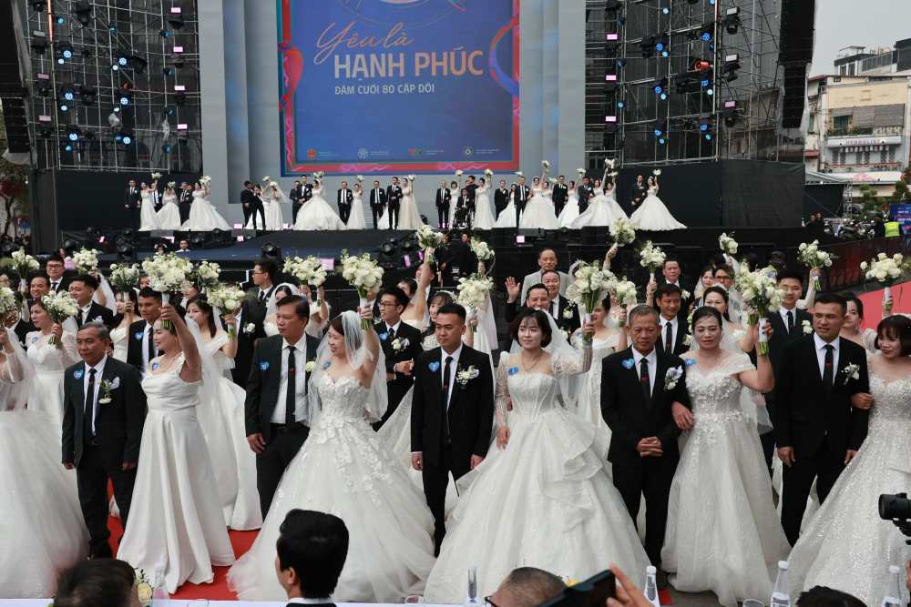 2025년 베트남 행복 축제에서 80쌍의 커플의 합동 결혼식. 사진: 하이 응우옌