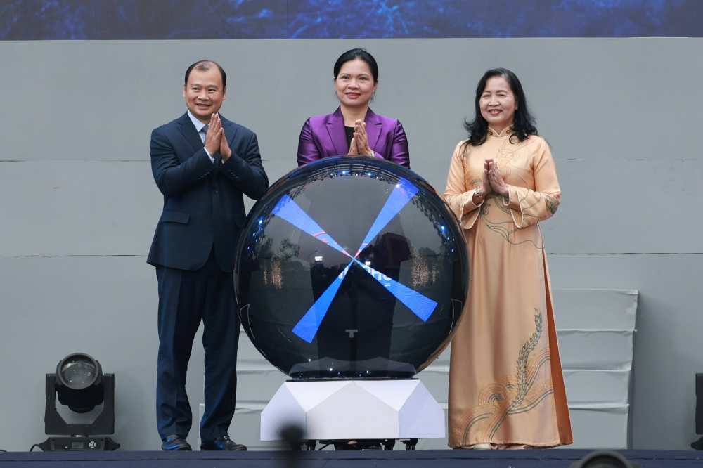 Cac dai bieu bam nut Khai mac Ngay hoi. Anh: Hai Nguyen