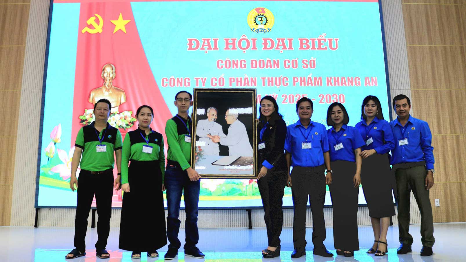 LĐLĐ TP Cần Thơ tặng tranh chúc mừng đại hội. Ảnh: LĐLĐ TP Cần Thơ