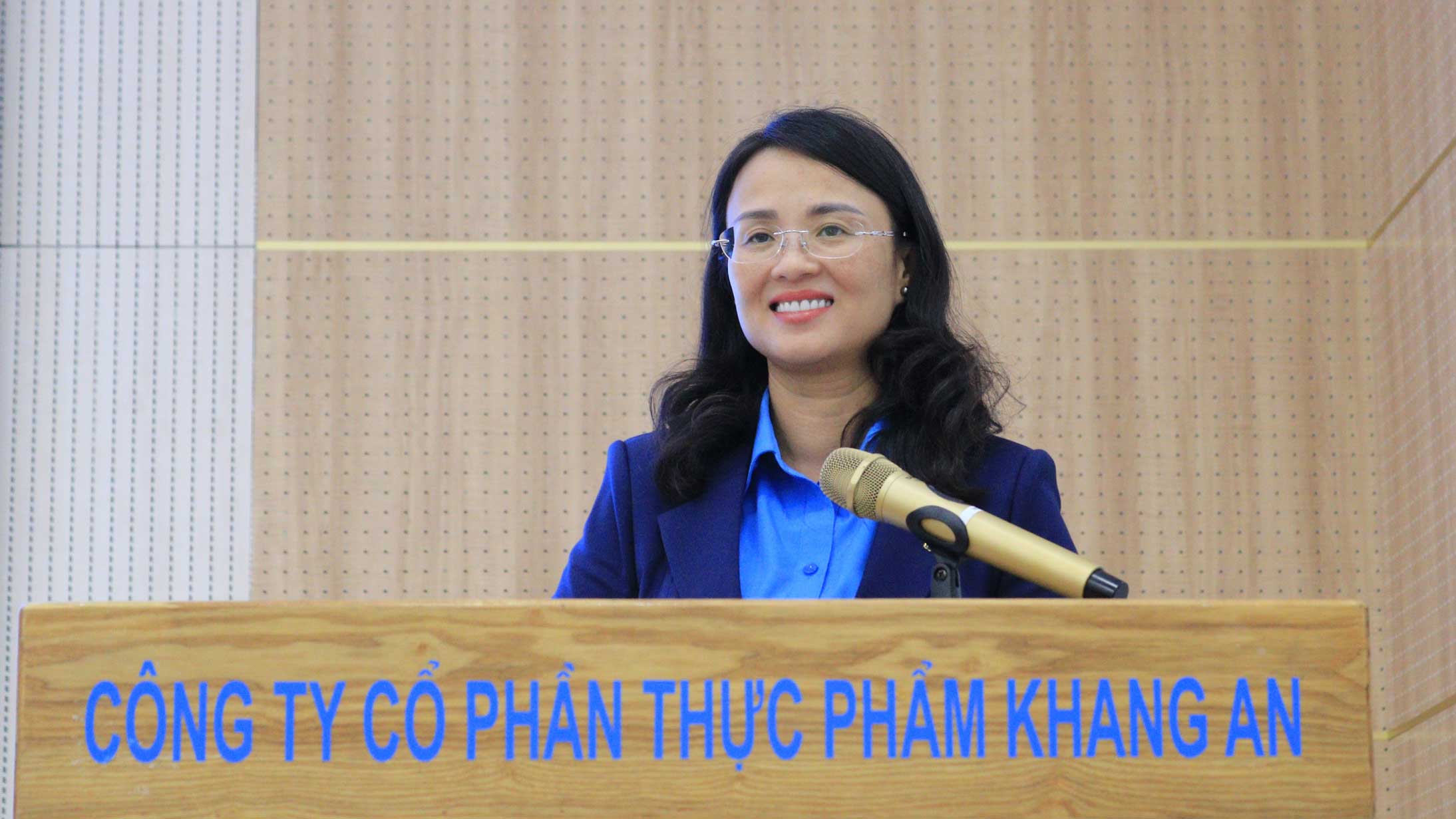 Bà Lê Thị Sương Mai - Ủy viên Ban Chấp hành Tổng LĐLĐ Việt Nam, Thành ủy viên, Phó Chủ tịch Ủy ban MTTQ Việt Nam TP, Chủ tịch LĐLĐ TP Cần Thơ - phát biểu. Ảnh: LĐLĐ TP Cần Thơ