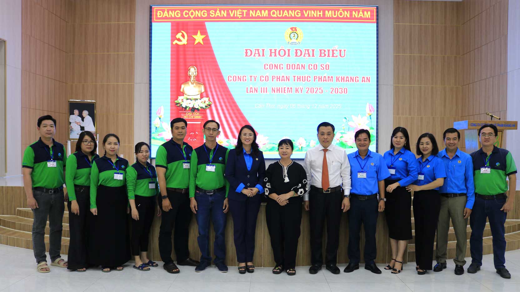 Các đại biểu chụp ảnh lưu niệm. Ảnh: LĐLĐ TP Cần Thơ