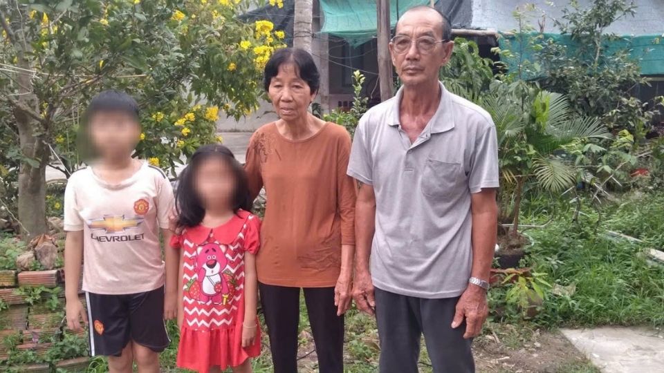 Nhan and Khue are orphans, currently living with old and sick grandparents. Photo: Hoang Loc