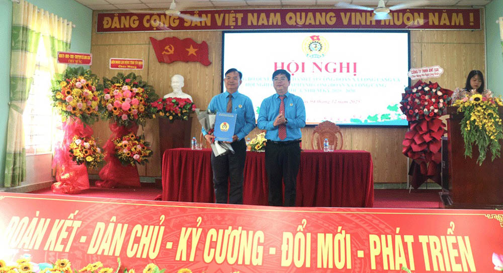 Announcing the decision to establish the Long Cang Commune Trade Union. Photo: Tay Ninh Provincial Federation of Labor
