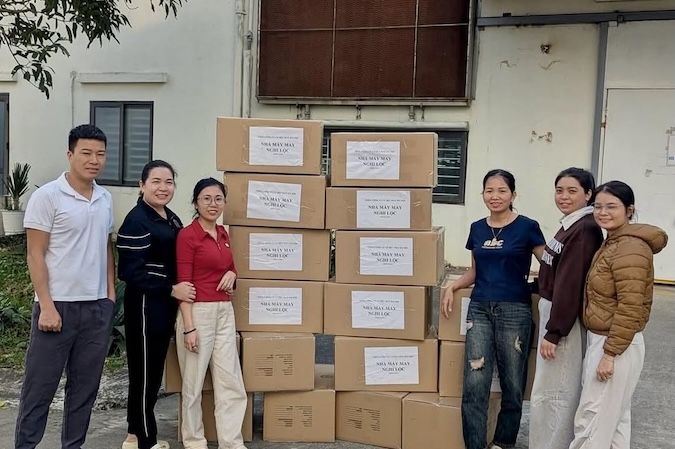 台風と洪水による被害を受けた同胞を支援するために、暖かい毛布が中部地方に送られました。写真:CDCS