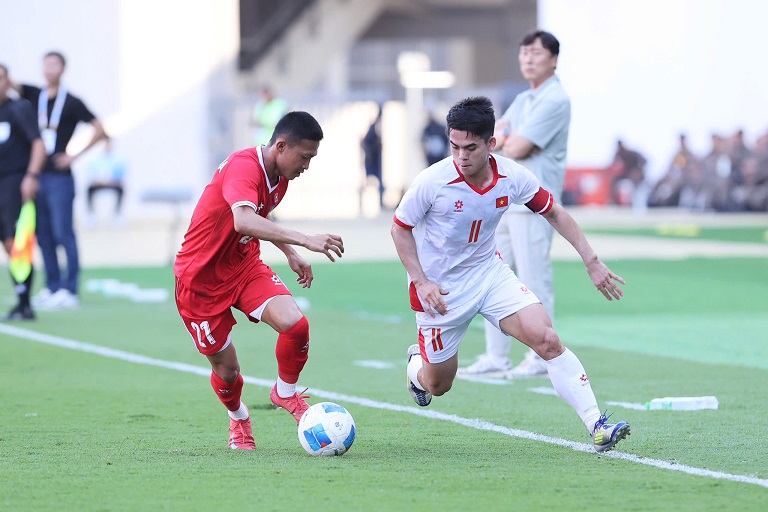 U22 Vietnam needs to improve many problems from the hard-fought 2-1 victory over U22 Laos. Photo: Minh Dan