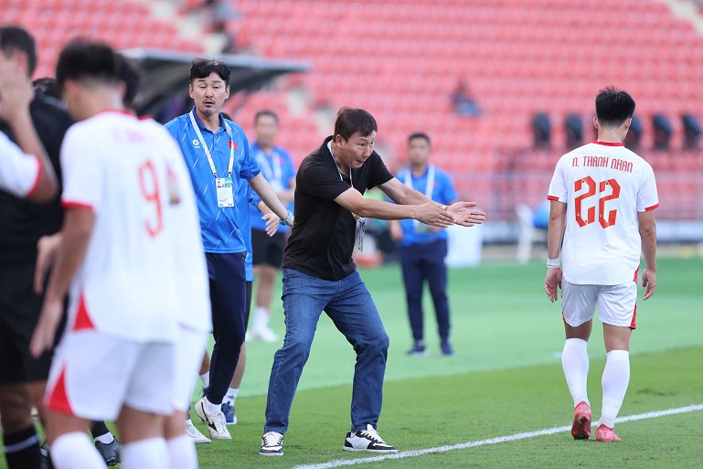 Huan luyen vien Kim Sang-sik co li do de chua that su hai long ve hang thu U22 Viet Nam. Anh: Minh Dan