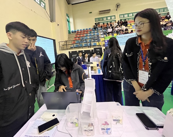Mô hình phân loại rác bằng trí tuệ nhân tạo (AI) của học sinh Trường TH, THCS, THPT FPT Bắc Giang. Ảnh: Vân Trang