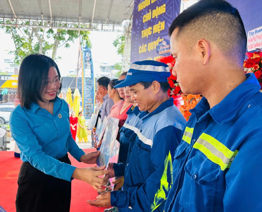 Bà Phan Thị Thuý Linh, Chủ tịch Liên đoàn Lao động thành phố Đà Nẵng trao nhà “Mái ấm Công đoàn” cho đoàn viên. Ảnh: Tường Minh