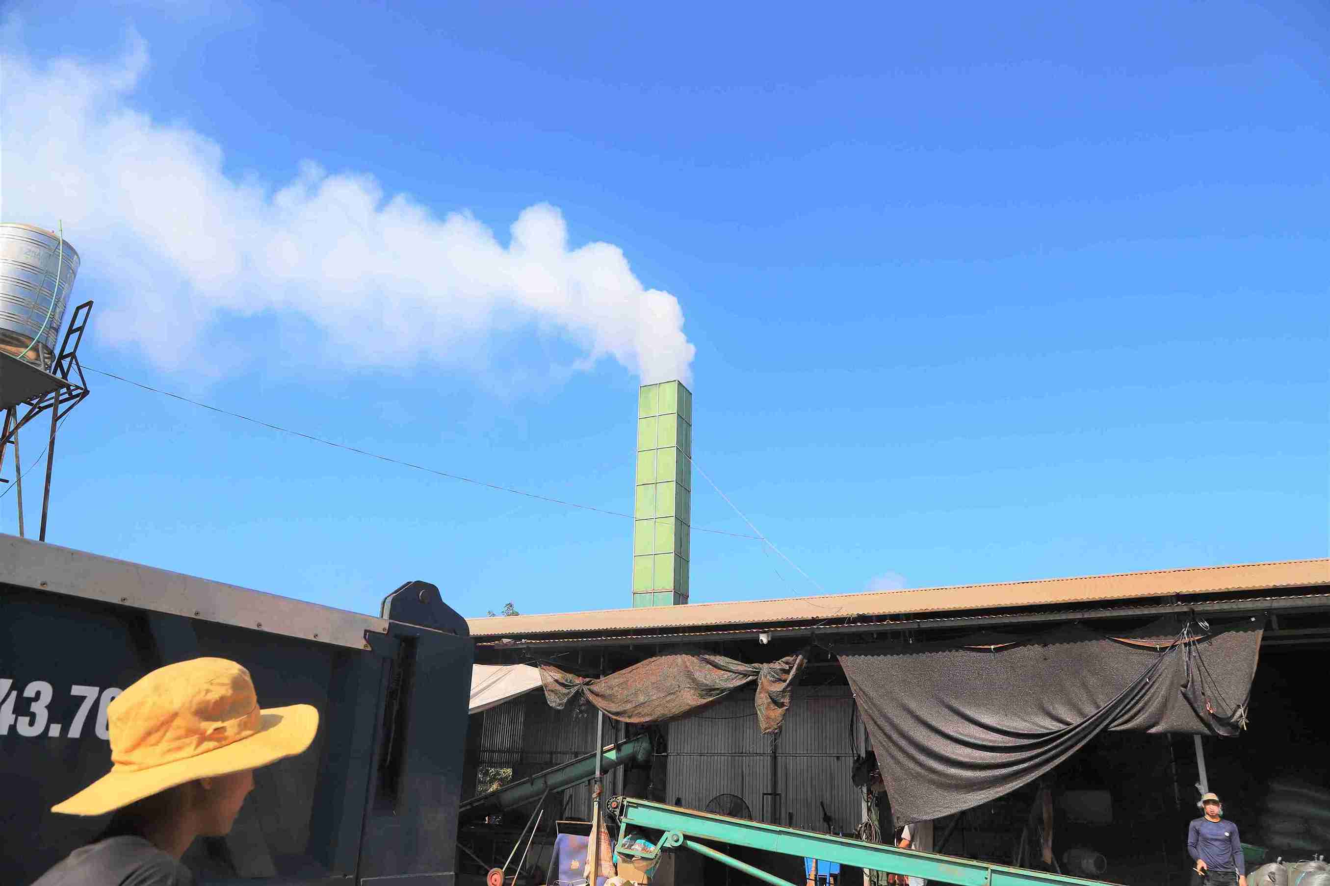 Cung voi khoi bui, tieng on phat ra tu cac lo say ca phe cung la noi am anh doi voi nguoi dan dia phuong. Anh: Phuc Khanh