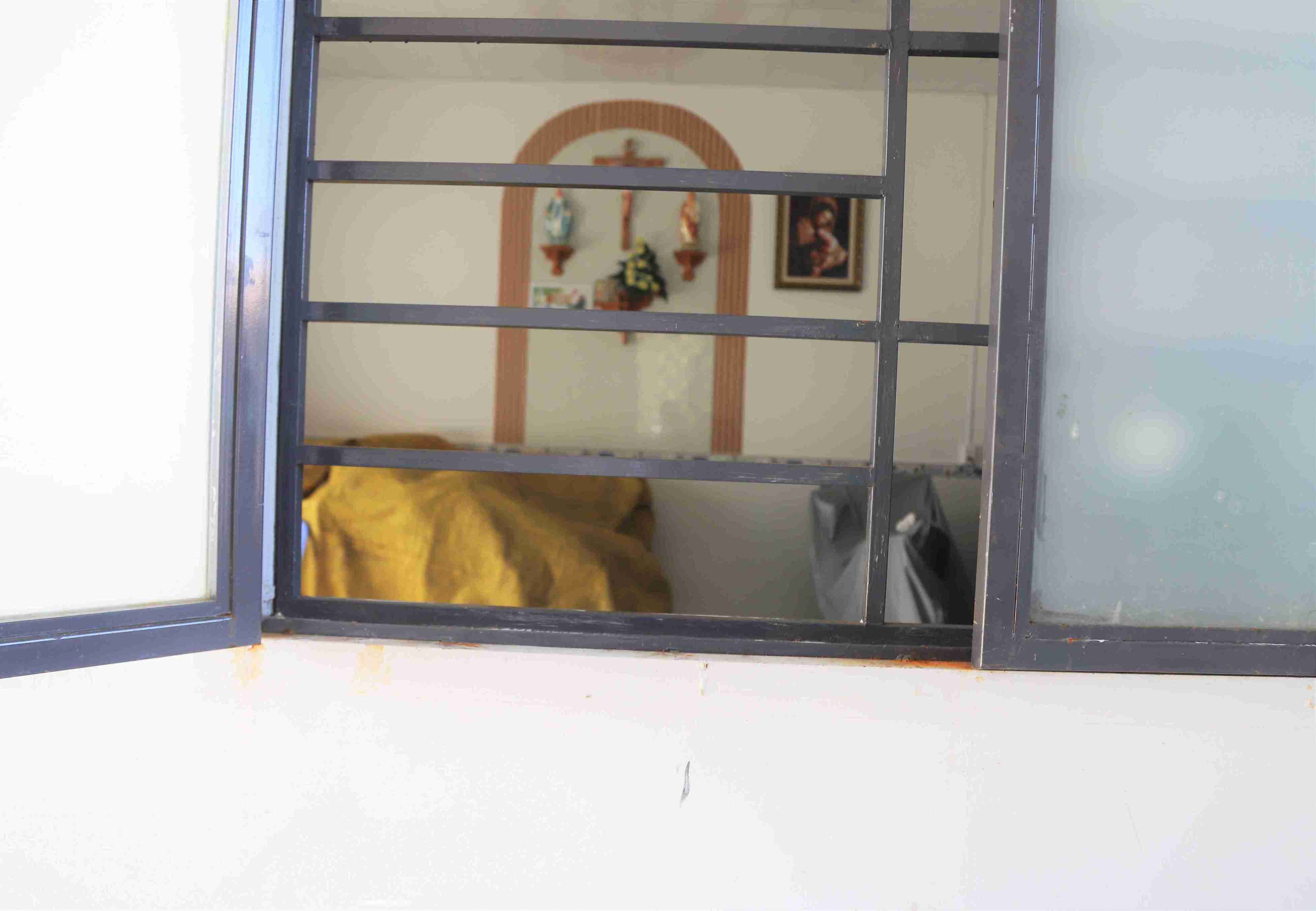 Nguoi dan dung bat phu cac vat dung trong nha de chong bui bam tu cac lo say ca phe. Anh: Phuc Khanh