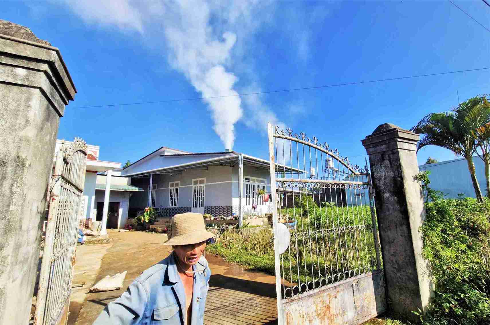 Nguoi dan buc xuc phan anh lo say ca phe cua ong Tran Van Thao (to dan pho Tan Binh 2) lien tuc nha khoi bui, gay tieng on suot ngay lan dem lam dao lon cuoc song nguoi dan. Anh: Phuc Khanh