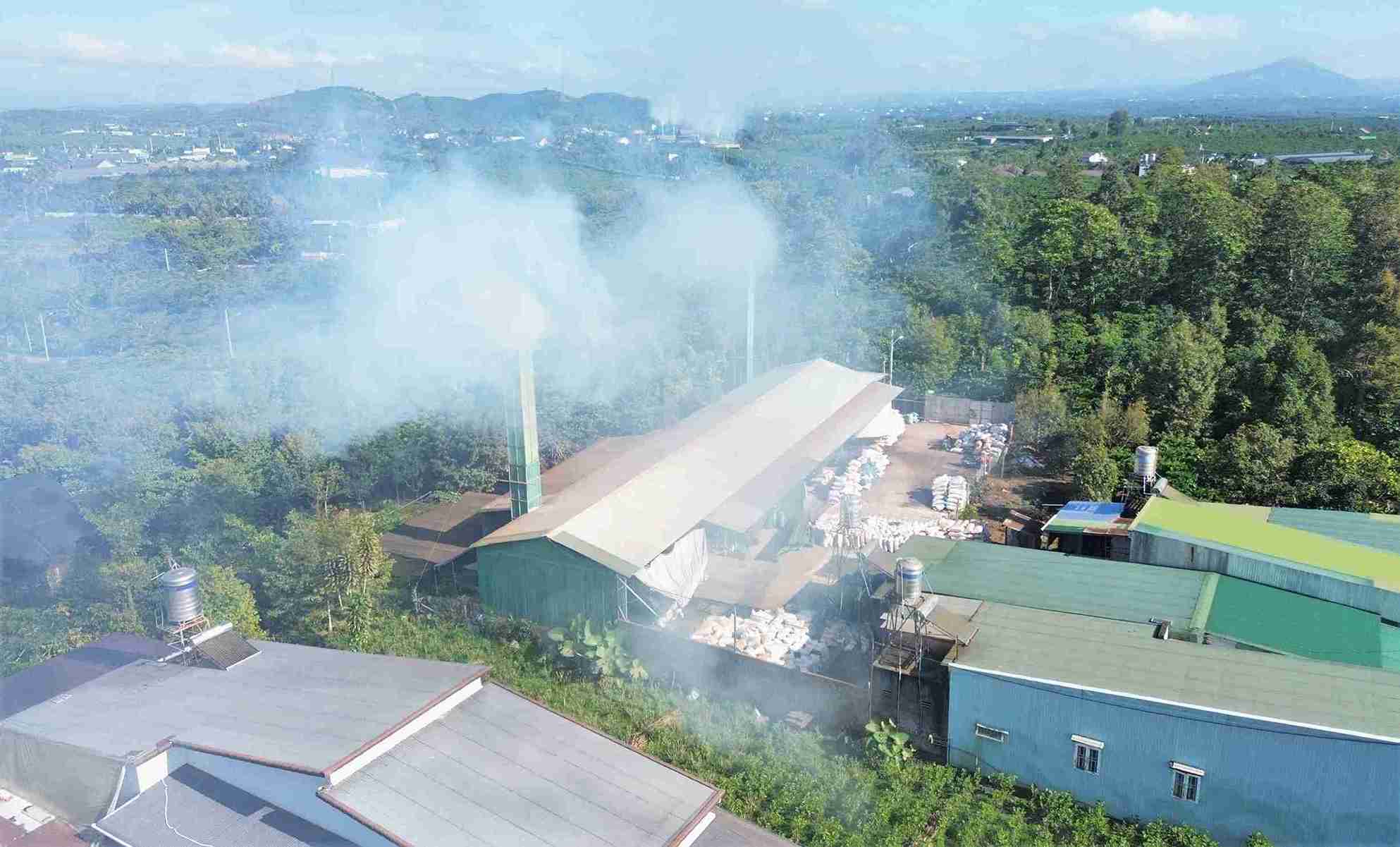 Mot lo say ca phe tai to dan pho Tan Binh 2 (Phuong 1 Bao Loc) lien tuc nha khoi bao trum khu dan cu. Anh: Phuc Khanh