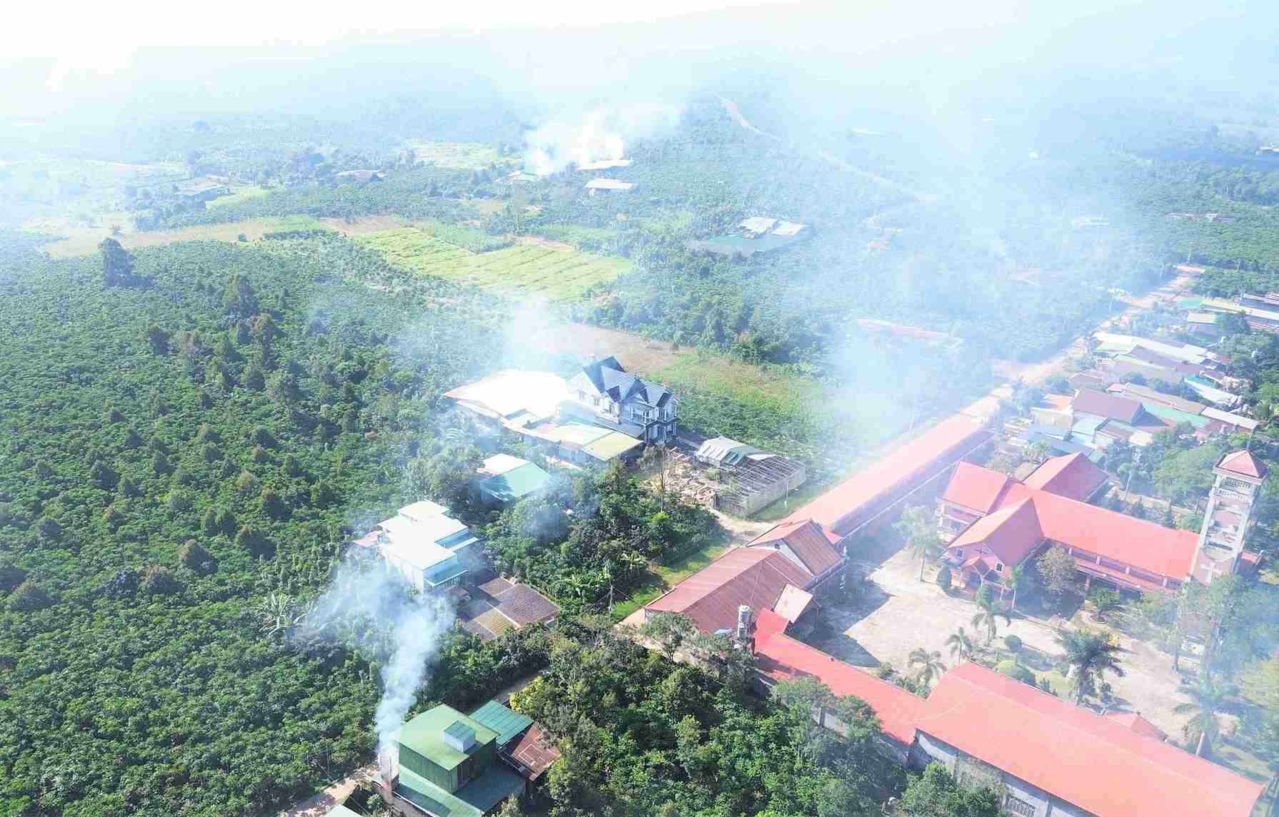 Mot goc to dan pho Thanh Xuan 1 (Phuong 1 Bao Loc) bi bao phu boi khoi trang ca ngay lan dem tu cac lo say ca phe. Anh: Phuc Khanh