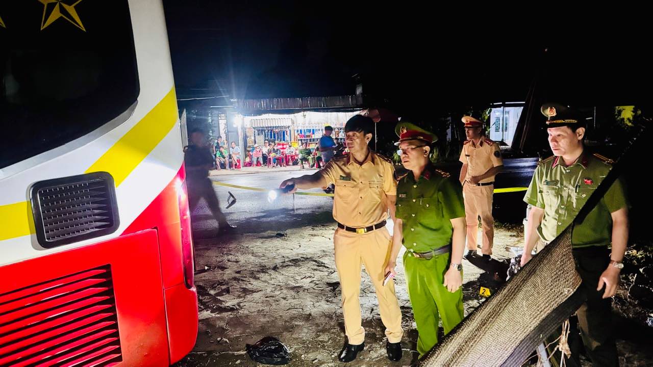 Lãnh đạo Công an tỉnh Đồng Tháp đến hiện trường chỉ đạo điều tra, xử lý vụ việc. Ảnh: Tấn Linh