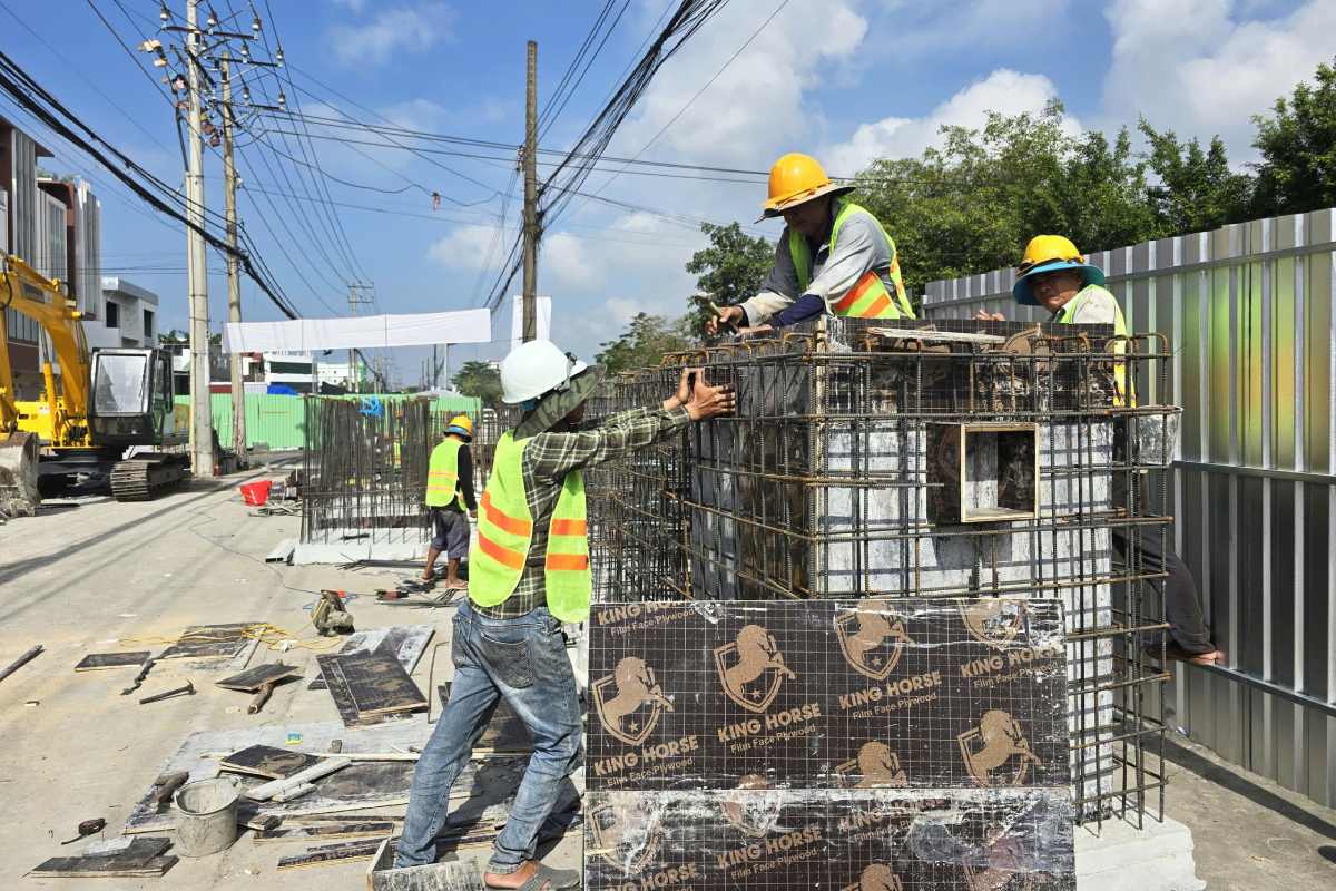 Workers constructing at the National Highway 91 Upgrade and Expansion Project (section from Km0-Km7) in Can Tho City. Photo: Ta Quang