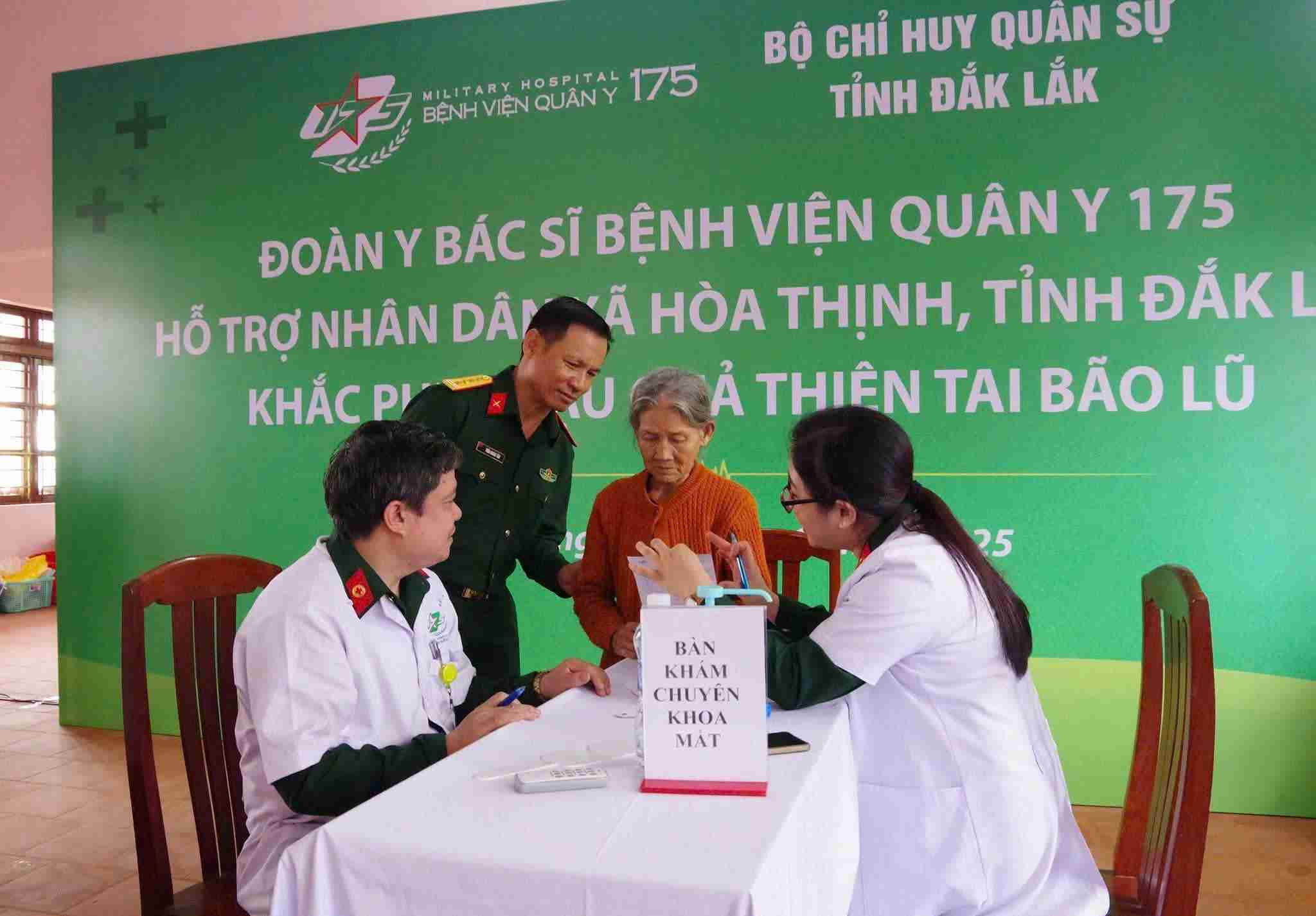 El ejercito examina y distribuye medicamentos gratuitos a las personas afectadas por desastres naturales en la comuna de Hoa Thinh Dak Lak. Foto: Tien Luong