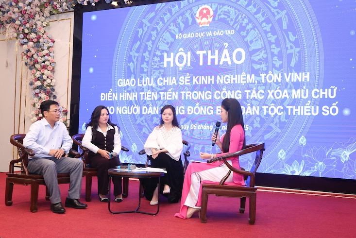 Hoi thao “Giao luu, chia se, ton vinh dien hinh tien tien trong cong tac xoa mu chu cho dong bao dan toc thieu so“. Anh: Tran Hiep