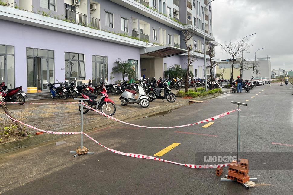 Xe cua cu dan de tam ngoai troi do ham xe chua khac phuc xong. Anh: Hoai Phuong