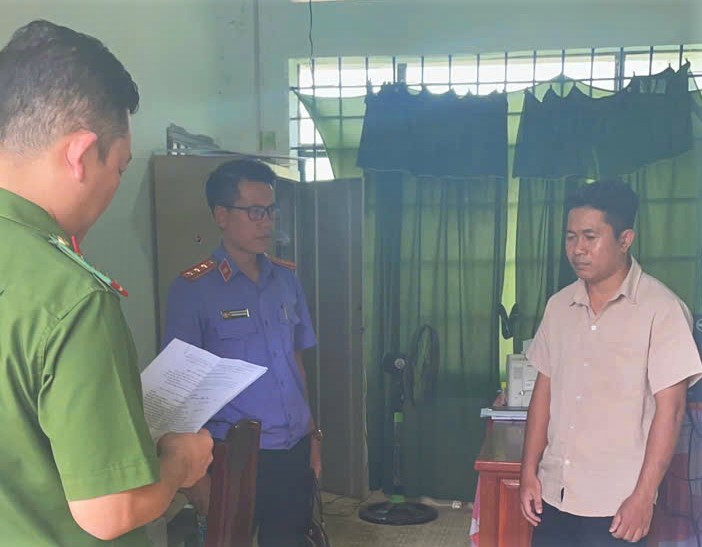 Cơ quan điều tra Công an Lâm Đồng tống đạt các quyết định khởi tố và thi hành lệnh bắt tạm giam đối với Ức Kim Khoan. Ảnh: Công an cung cấp