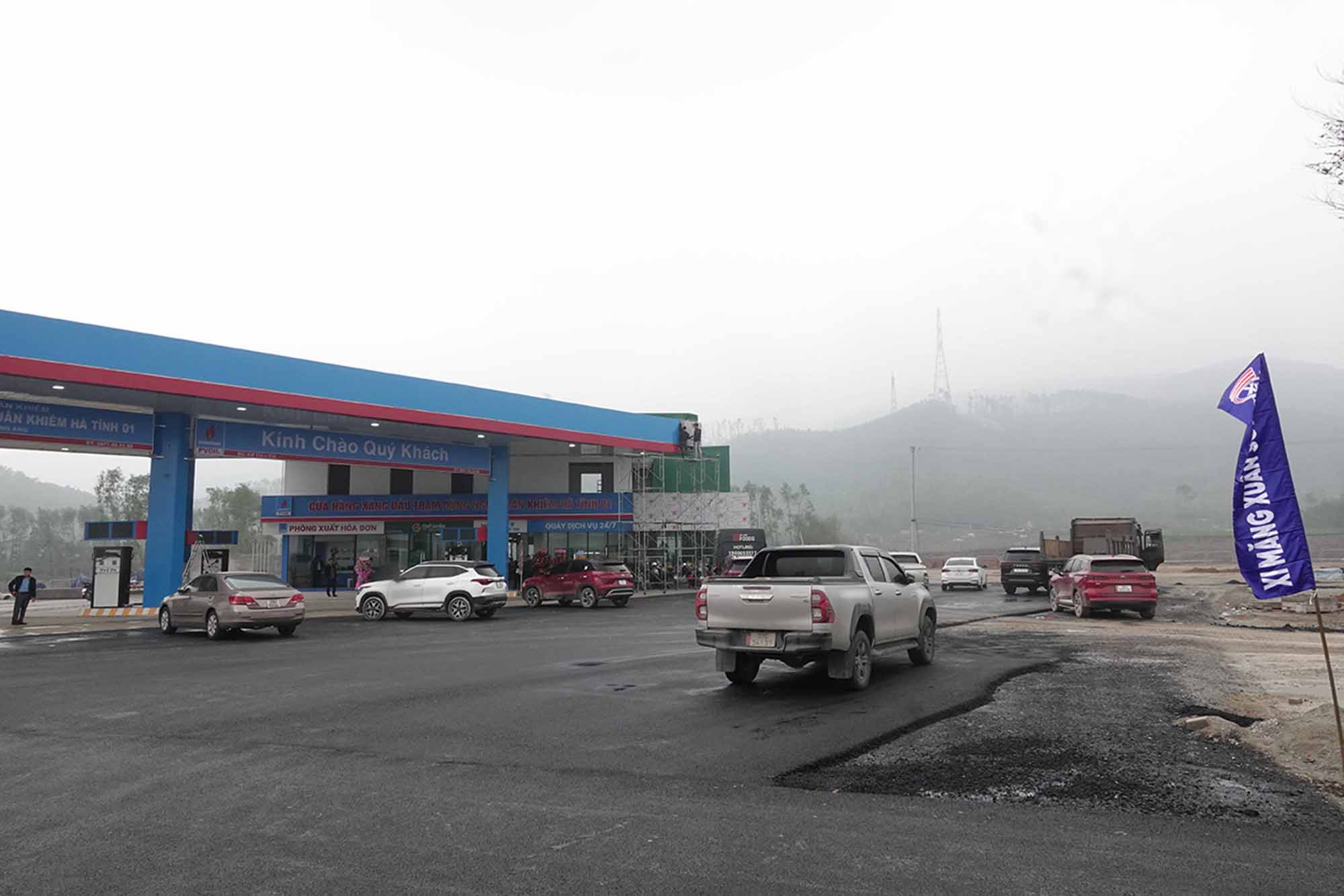 The temporary rest stop on the Ham Nghi - Vung Ang expressway in the North - South direction has been put into operation since December 6. Photo: Tran Tuan.