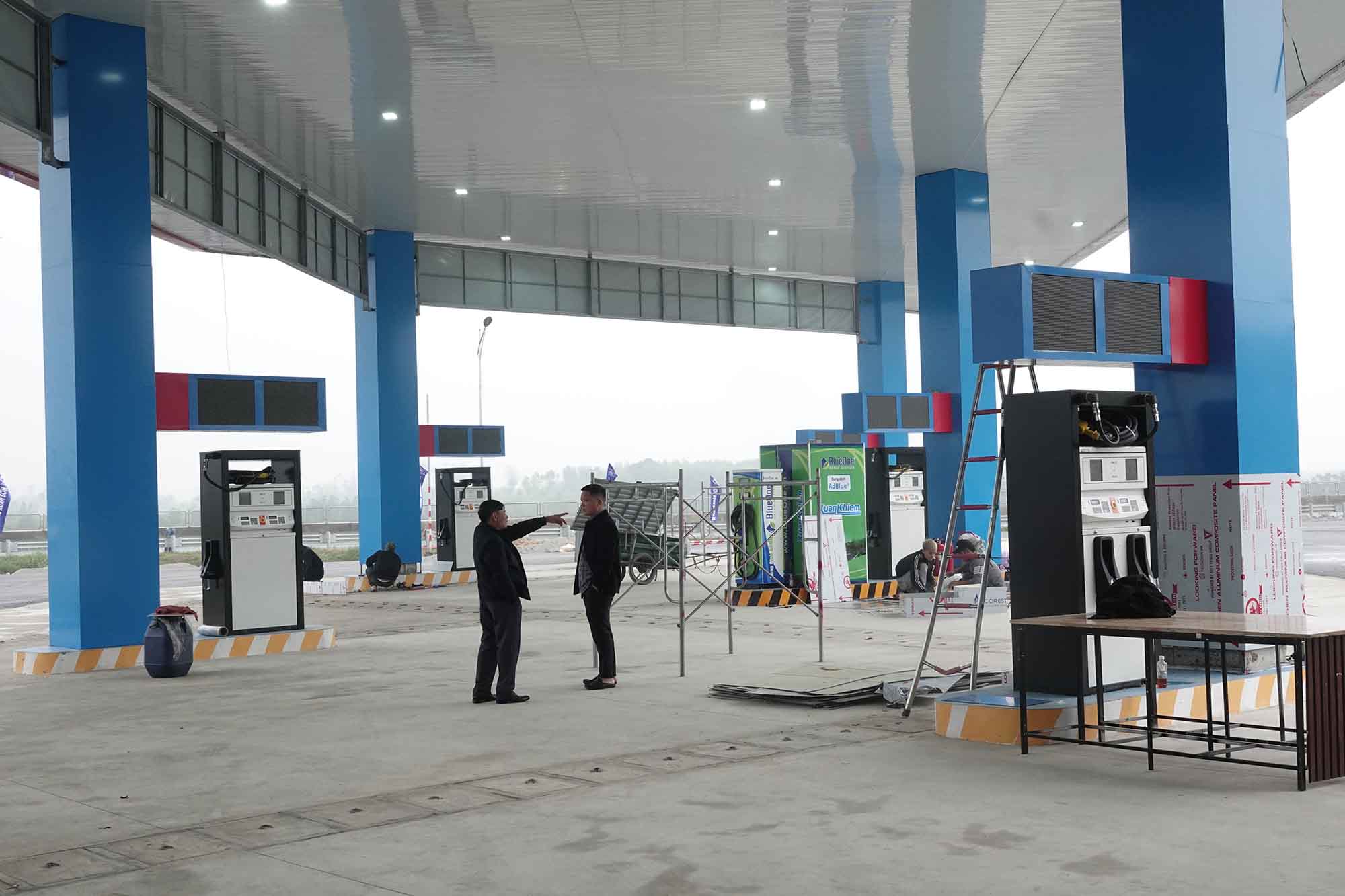 Hiện cửa hàng xăng dầu đang chờ cấp phép hoạt động để phục vụ cấp nhiên liệu cho các phương tiện. Ảnh: Trần Tuấn.