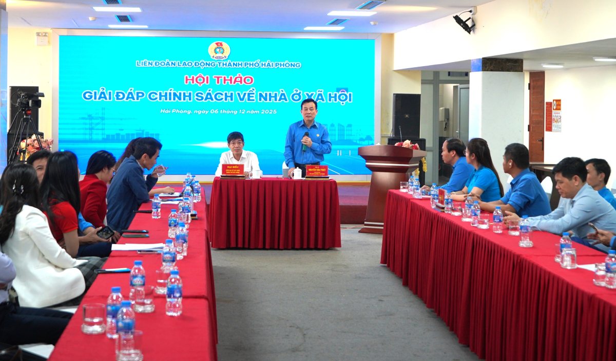 ハイフォン市労働組合連盟が主催する社会住宅に関する政策回答会議の全景。写真:マイ・ズン