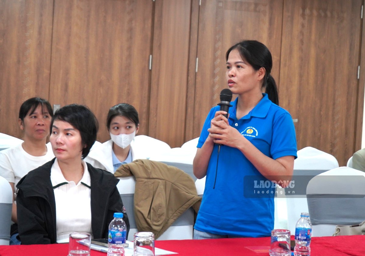 Chị Lê Thị Dung - công nhân KCN VSIP quan tâm đến giá bán, trình tự thủ tục mua nhà ở xã hội. Ảnh: Mai Dung