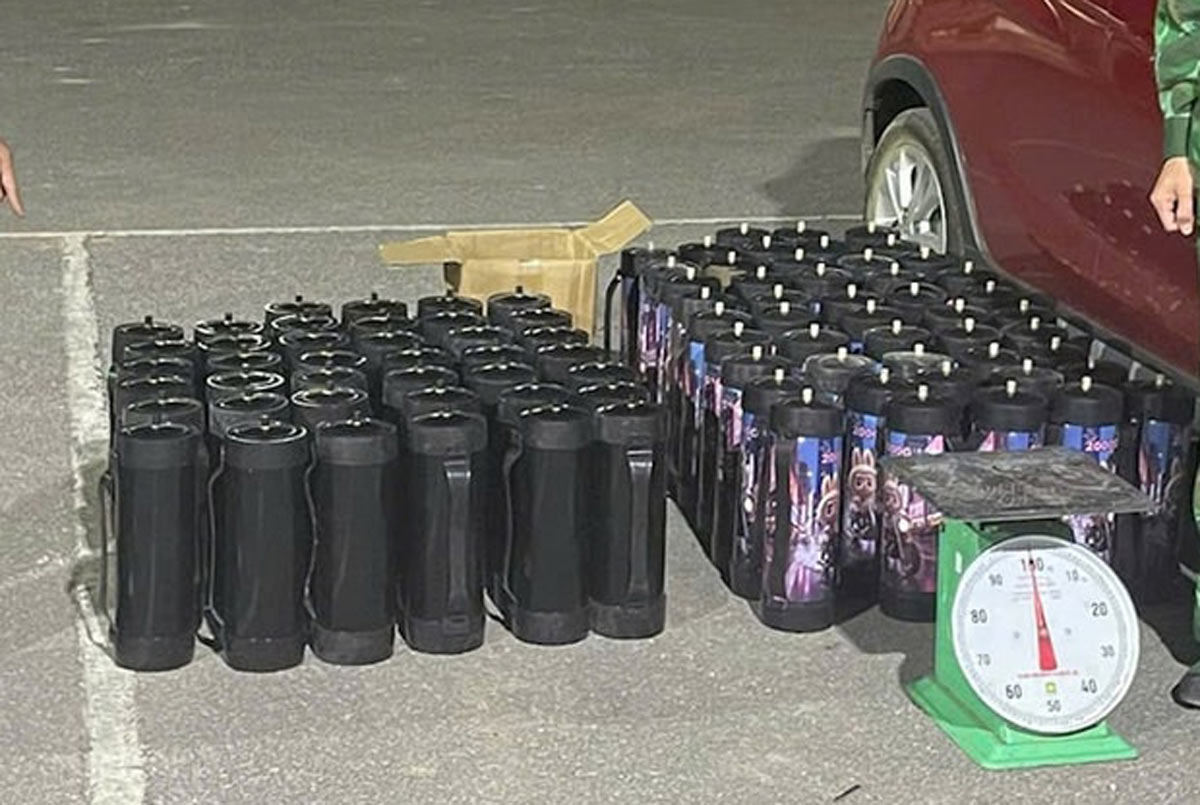 Số lượng bình nghi chứa khí cười bị bắt giữ. Ảnh: Đồn Biên phòng cửa khẩu Hoành Mô