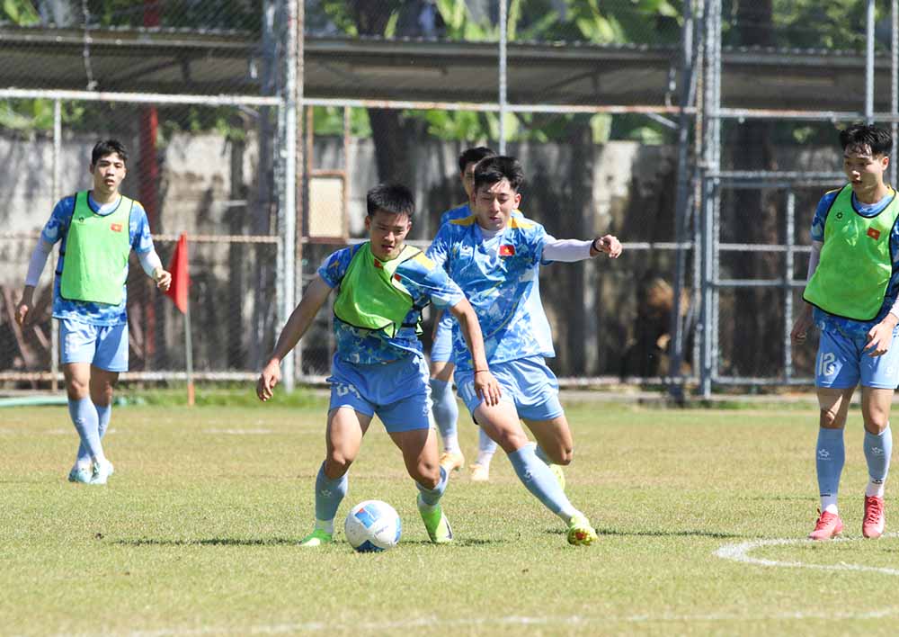 Cac cau thu vat va tap luyen duoi thoi tiet nang gat. Anh: VFF