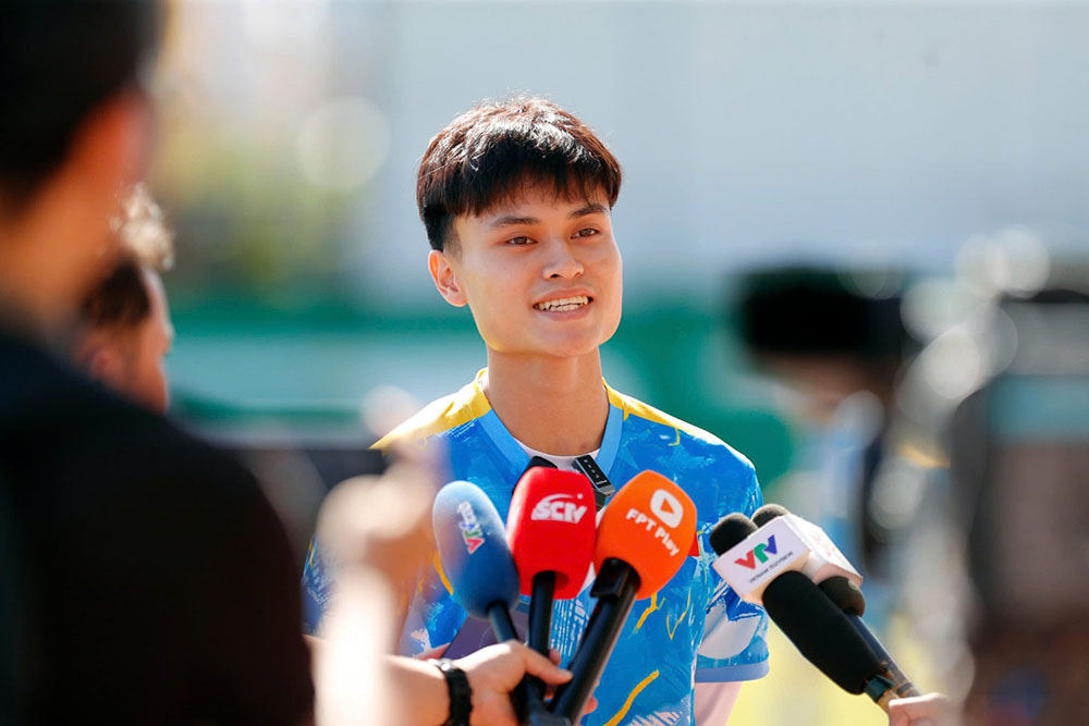 Minh Phuc tra loi phong van trong buoi tap cua U22 Viet Nam. Anh: VFF