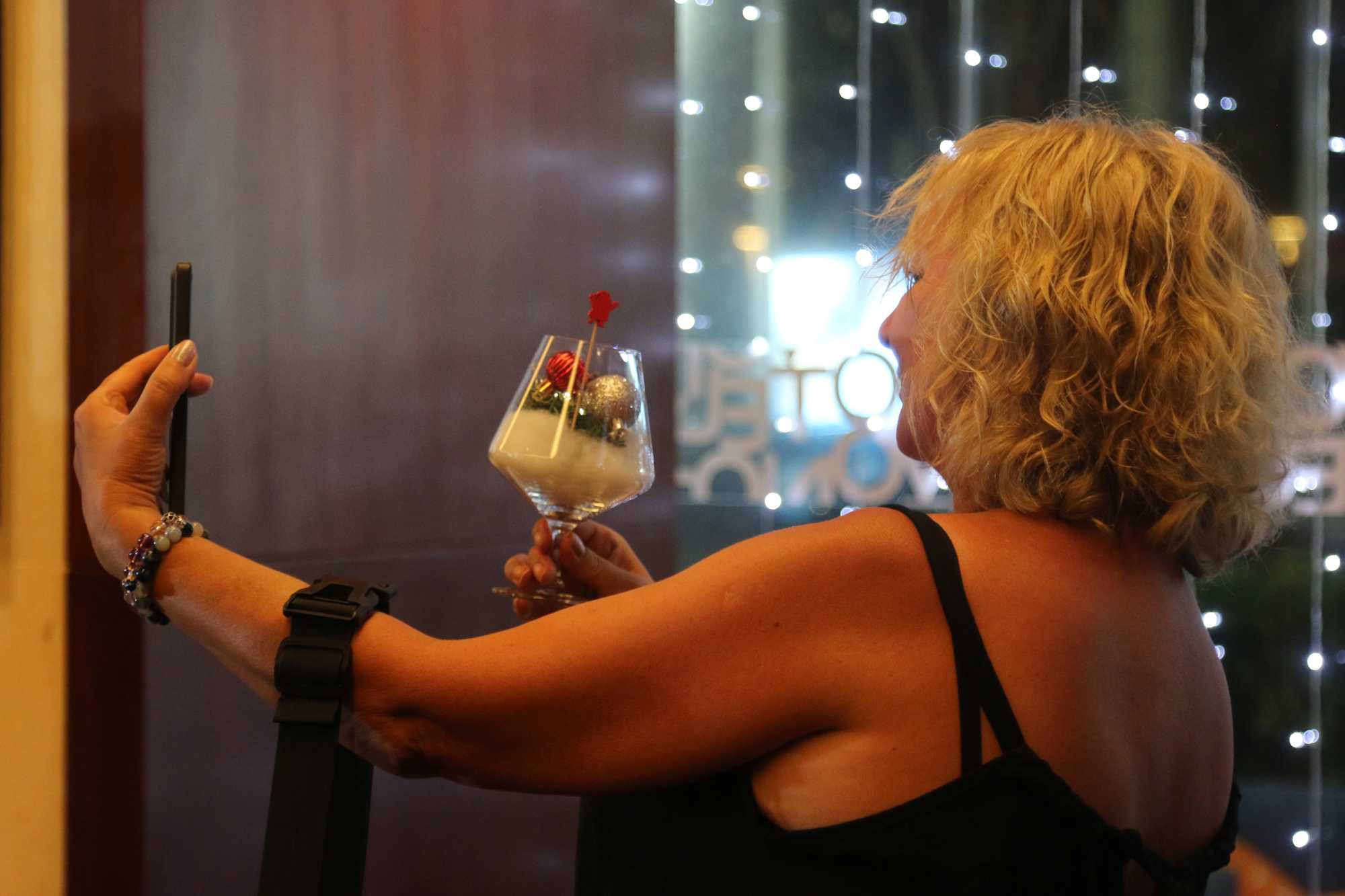 Du khach hoa minh vao khong khi Giang sinh o Novotel Nha Trang. Anh: Phuong Linh