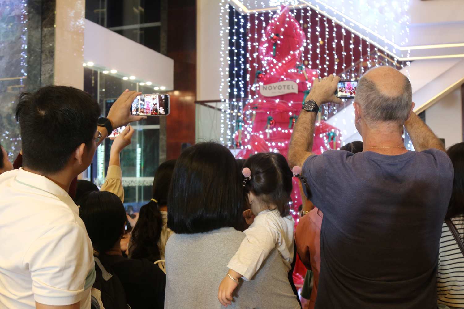 Los turistas estan emocionados con el ritual de encender el arbol de Navidad para inaugurar la temporada de festivales navideños en Nha Trang. Foto: Phuong Linh