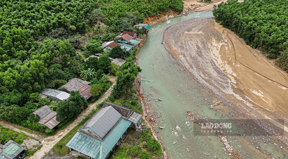 10月末の自然災害後、Truot滝(フエ市ケトレ町)のそばの家々。写真:Nguyen Luan