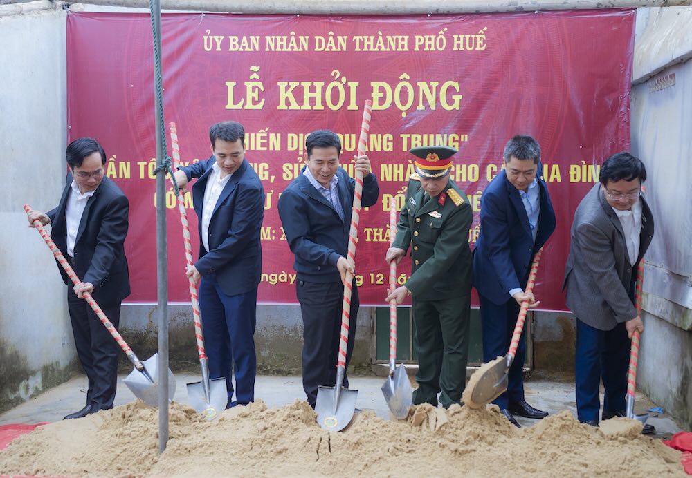 Khoi cong xay dung, sua chua nha o cho nguoi dan sau thien tai. Anh: Quang An