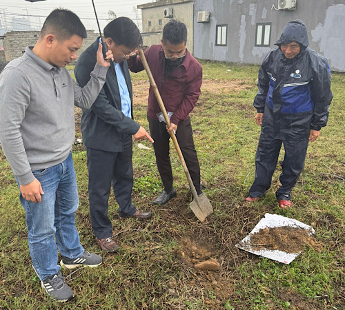 The authorities took soil and water samples to clarify the cause of the mass death of worms. Photo: Van Loi