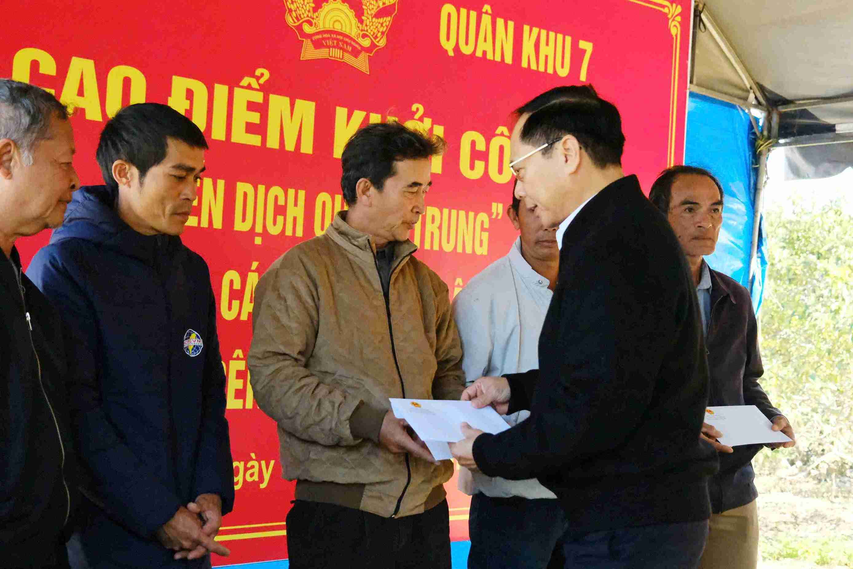 Pho Thu tuong Chinh phu Bui Thanh Son trao tang qua cho nguoi dan Lam Dong bi thiet hai do thien tai. Anh: Phuc Khanh