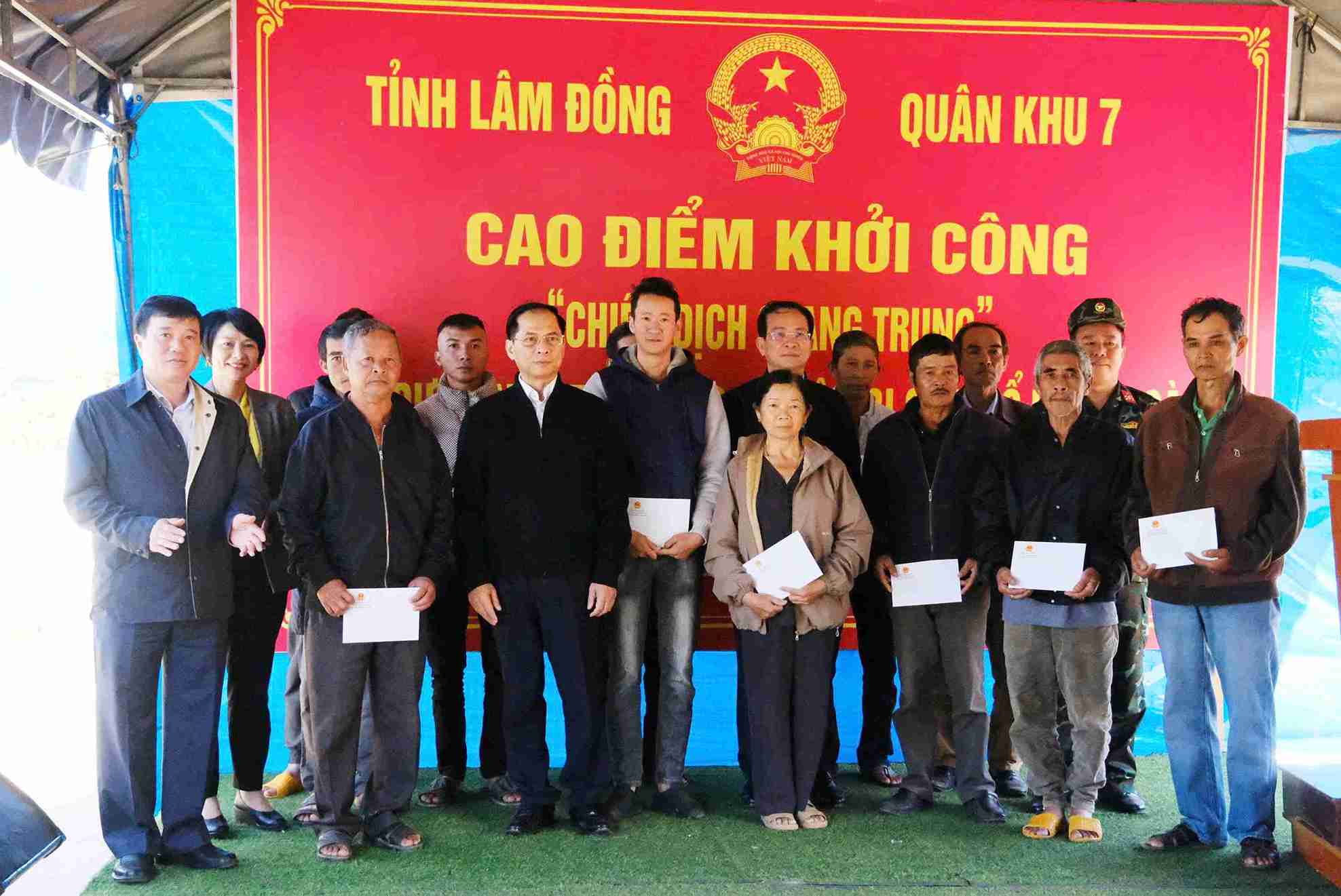 Pho Thu tuong Bui Thanh Son cung lanh dao tinh Lam Dong trao qua cho nguoi dan bi anh huong do thien tai. Anh: Phuc Khanh